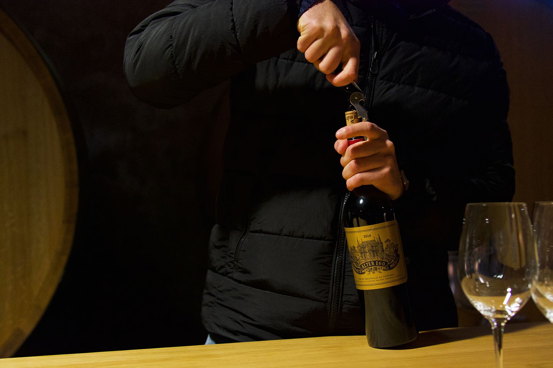 Dégustation de vin privée dans une cave voûtée en France